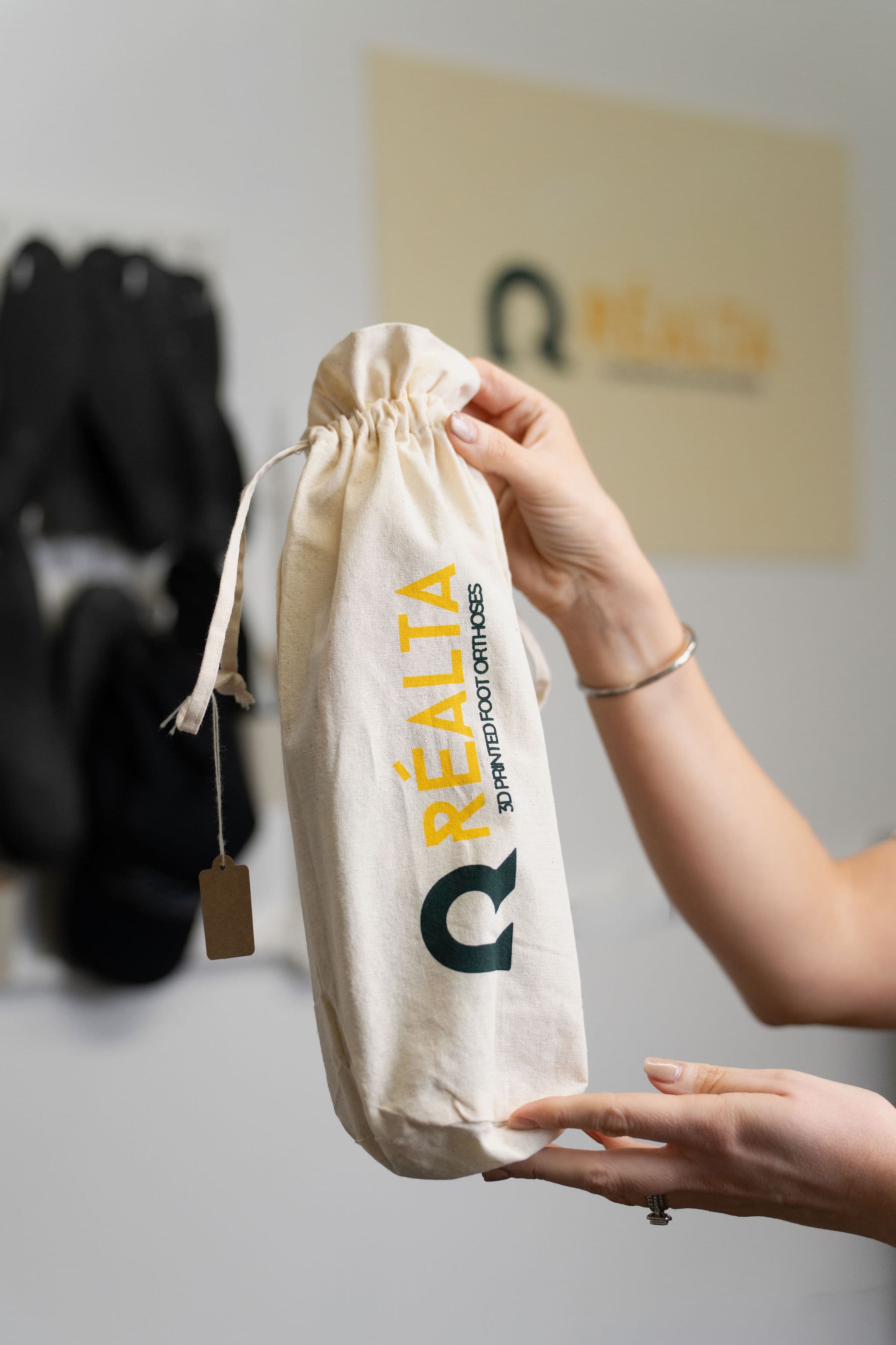 Branded Réalta drawstring bag handover with finished orthotics
